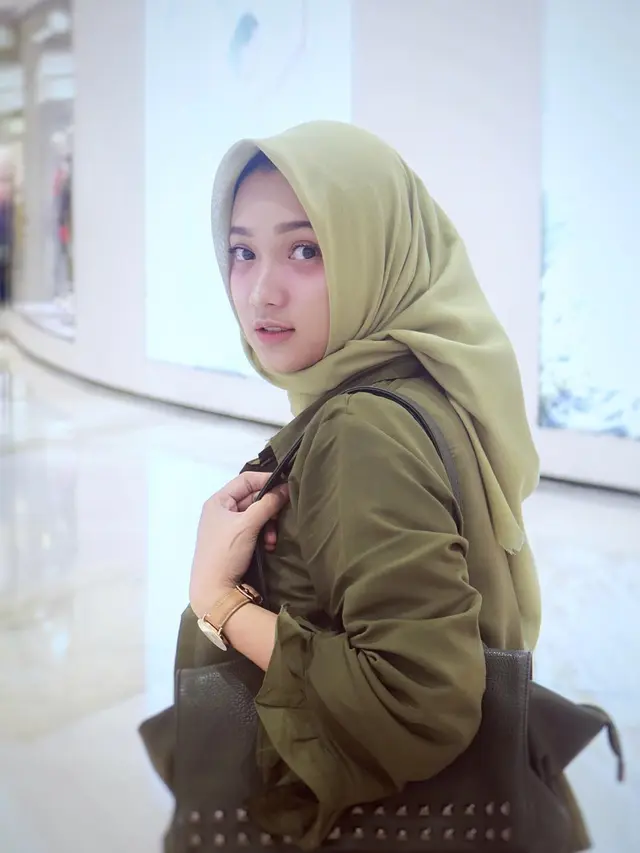 Sudah Lamaran, Ini 6 Potret Cantik Calon Istri Evan Dimas