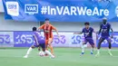Pemain Borneo FC, Mariano Peralta, berusaha melewati pemain Persita Tangerang pada laga pekan ke-24 BRI Liga 1 2024-2025 di Stadion Indomilk Arena, Tangerang, Sabtu (22/2/2025). (Bola.com/M Iqbal Ichsan)
