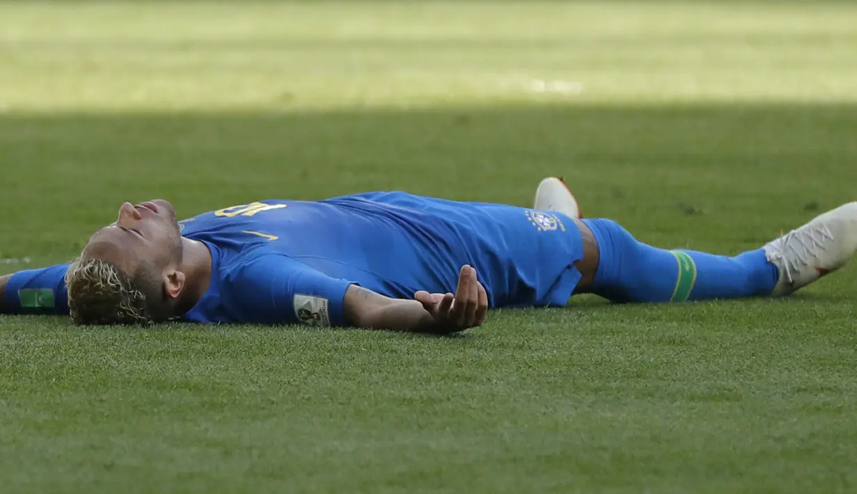 Striker Brasil, Neymar, melepas lelah usai mengalahkan Kosta Rika pada laga grup E Piala Dunia di Stadion Krestovsky, St Petersburg, Jumat (22/6/2018). Pada laga itu Neymar berhasil mencetak gol perdana di Piala Dunia 2018. (AP/Petr Josek)