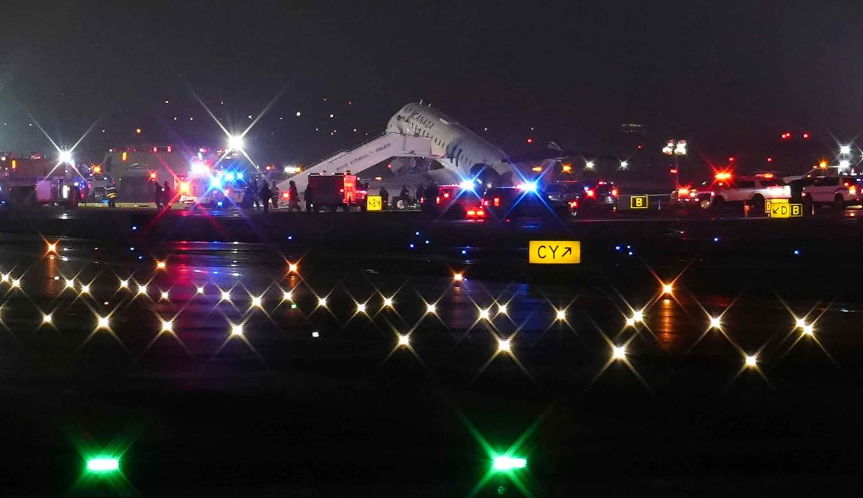 Sebuah pesawat Air Canada Express terparkir di landasan pacu Bandara LaGuardia, New York, Amerika Serikat, Senin 23 Maret 2026, setelah bertabrakan dengan kendaraan Otoritas Pelabuhan. Sebuah pesawat jet regional Air Canada Express bertabrakan dengan truk pemadam kebakaran Otoritas Pelabuhan di Bandara LaGuardia, New York, Amerika Serikat (AS), Minggu (22/3/2026) malam waktu setempat. (AP Photo/Ryan Murphy)