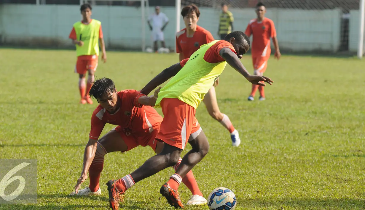 Pemain Persija berebut bola saat latihan di Lapangan Yon Zikon 14, Jakarta, Jumat (6/5/2016). Persija akan melakoni laga lanjutan Torabika Soccer Championship presented by IM3 Ooredoo melawanSemen Padang, Minggu (8/5). (Liputan6.com/Helmi Fithriansyah)