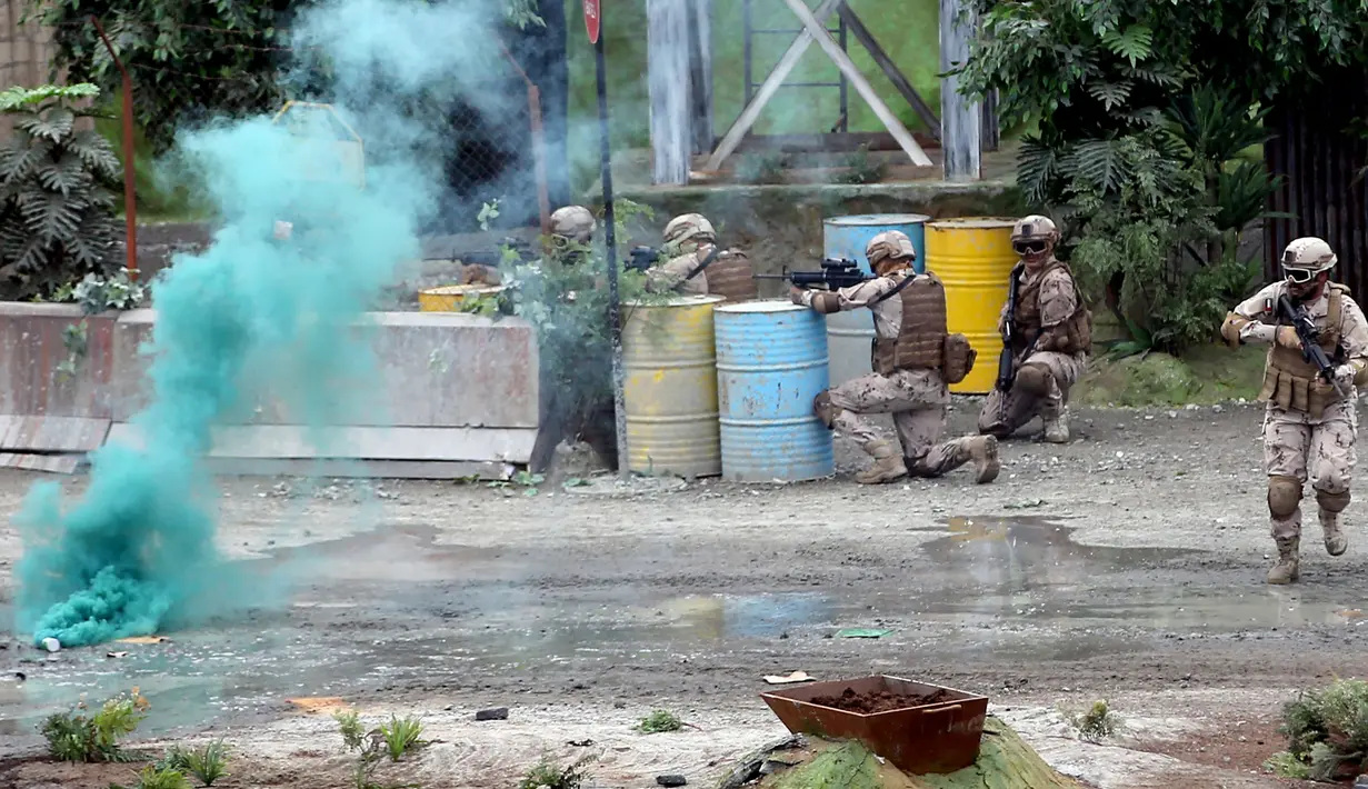 Tentara Uni Emirat Arab (UEA) menggelar latihan militer saat pembukaan Pameran dan Konferensi Pertahanan Internasional (IDEX) di Abu Dhabi, UEA, Minggu (17/2). IDEX adalah pameran pertahanan khusus terbesar di kawasan Timur Tengah dan Afrika Utara. (AFP)