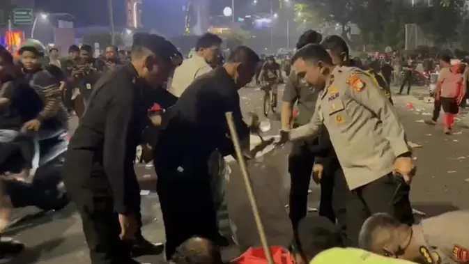 Momen Jenderal Polisi Punguti Sampah Usai Kawal Demo