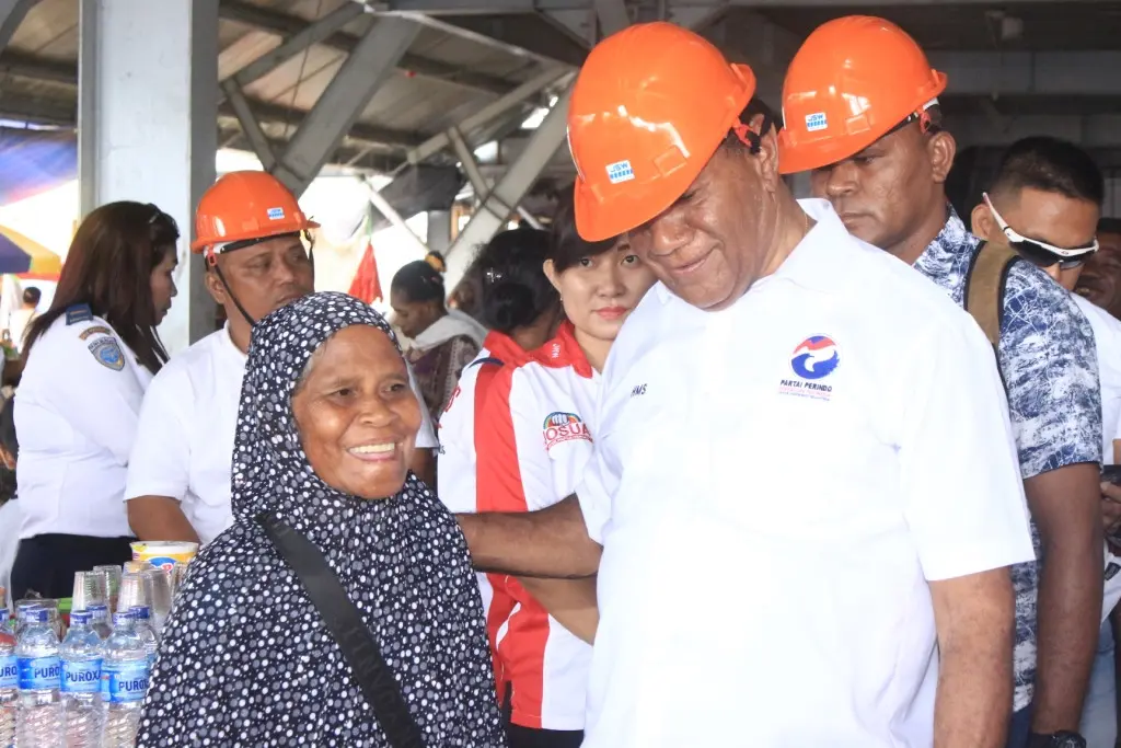 Calon Wakil Gubernur Papua, Habel Melkias Suwae bersama pedagang di Pasar Phraa, Sentai (Liputan6.com / Tim Josua / Katharina Janur)