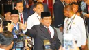 Capres nomor urut 02 Prabowo Subianto menyapa wartawan saat tiba di lokasi debat keempat Pilpres 2019 yang diselenggarakan KPU di Hotel Shangri-La, Jakarta, Sabtu (30/3). Debat dimoderatori Retno Pinasti dan Zulfikar Naghi. (Liputan6.com/AnggaYuniar)