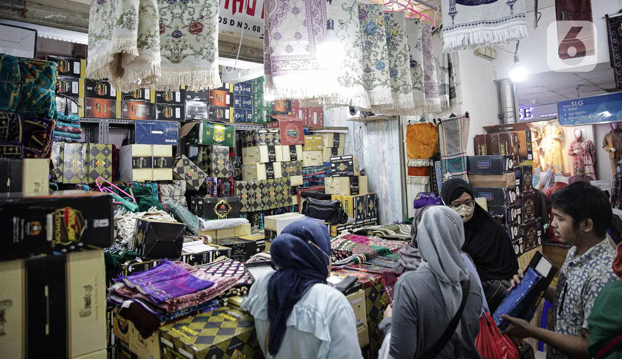 Warga memilih perlengkapan ibadah di Pasar Tanah Abang Blok A, Jakarta, Senin (4/4/2022). Penjualan busana muslim seperti mukena, kerudung, sajadah dan sarung mengalami peningkatan di bulan Ramadhan. (Liputan6.com/Faizal Fanani)