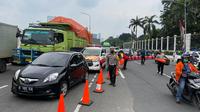 Polisi mengatur arus lalu lintas di depan Gedung DPR/MPR menyusul adanya aksi demontrasi yang dilakukan buruh dan mahasiswa. (Dok TMC Polda Metro Jaya)
