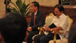 Presiden Joko Widodo (kiri) dan Menko Perekonomian Sofjan Djalil menerima Badan Pengurus Harian Himpunan Pengusaha Muda Indonesia  (BPH Hipmi) di Istana Negara, Jakarta, Senin (6/4/2015). (Liputan6.com/Faizal Fanani)