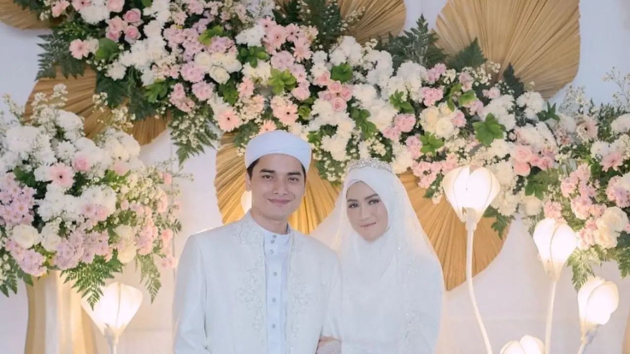 [Fimela] Potret Pernikahan Alvin Faiz dan Henny Rahman