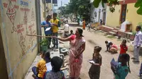 Anak-anak di India sedang belajar di jalan (AFP)