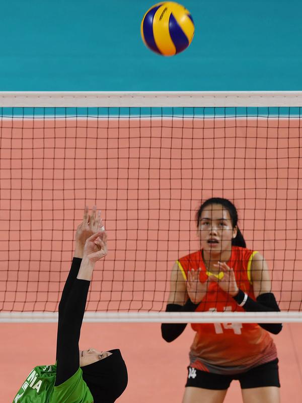 Pevoli putri Indonesia berusaha mengumpan bola saat bertanding melawan Vietnam pada pertandingan babak semifinal peringkat 5-8 voli putri Asian Games 2018 di Tennis Indoor Senayan, Jakarta, Jumat (31/8). Indonesia kalah 1-3. (Merdeka.com/Imam Buhori)