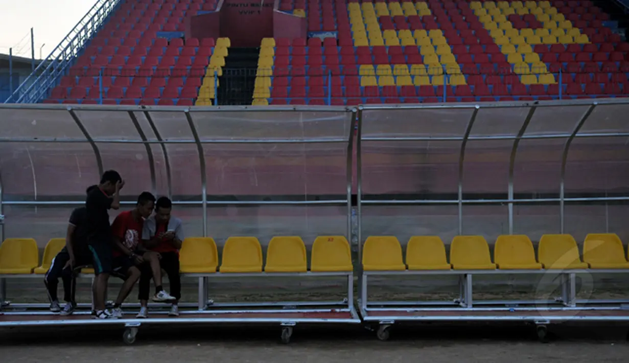   Penampakan tempat duduk pemain, pelatih dan official tim di Stadion H Agus Salim Padang, Jumat (16/1/2015). (Liputan6.com/Johan Tallo)