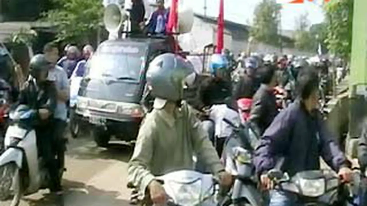 111114cdemo-buruh.jpg