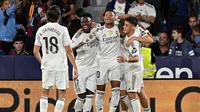Pemain Real Madrid merayakan gol yang dicetak Kylian Mbappe ke gawang Levante dalam laga jornda keenam La Liga Spanyol 2025/2026 di Ciutat de Valencia stadium, Rabu (24/9/2025) dini hari WIB. Real Madrid menang telak 4-1 atas Levante dalam laga tersebut. (Jose JORDAN / AFP)