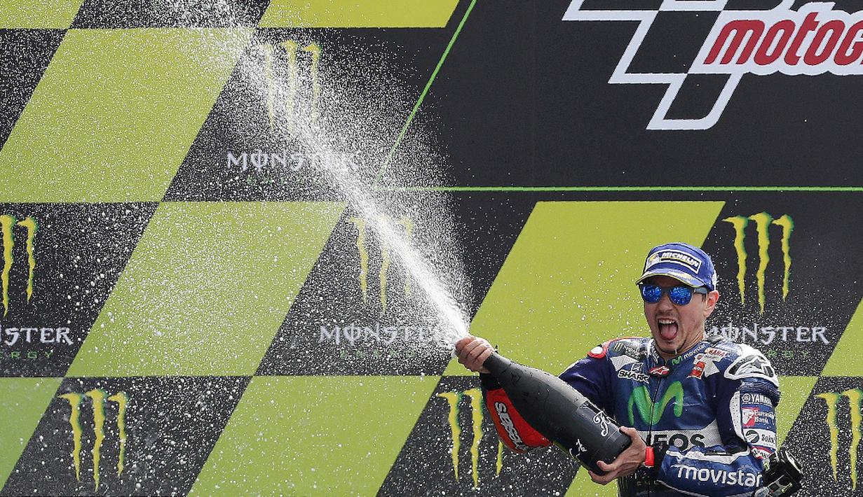 Pebalap Movistar Yamaha, Jorge Lorenzo, menjuarai balapan MotoGP Prancis di Sirkuit Le Mans, Minggu (8/5/2016). (AFP/Charly Triballeau)