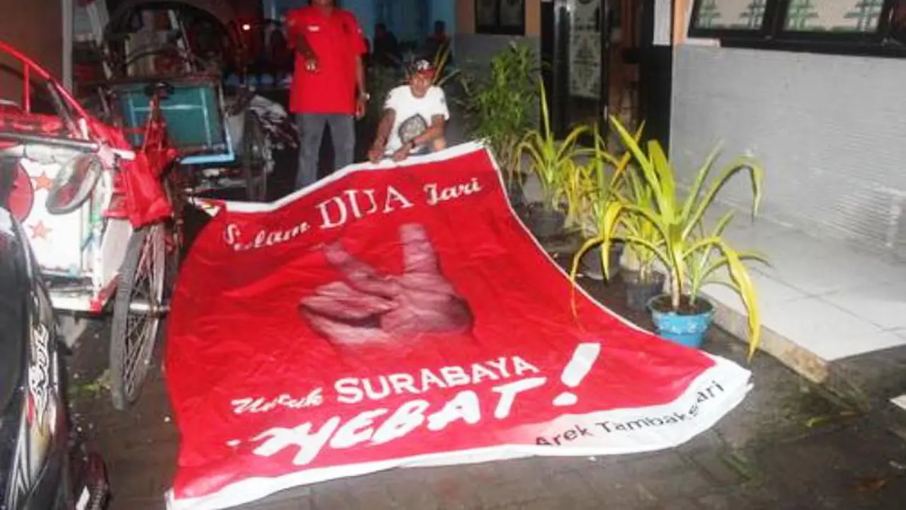 20151207-pilkada-surabaya-alat peraga risma