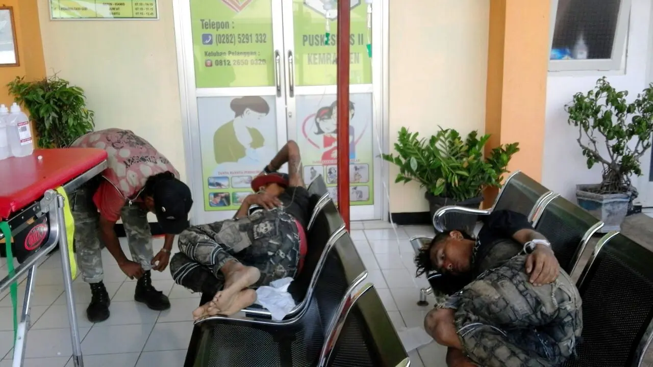 Anak-anak punk tumbang seusai menyantap jamur di pinggir jalan. (Foto: Liputan6.com/Muhamad Ridlo)