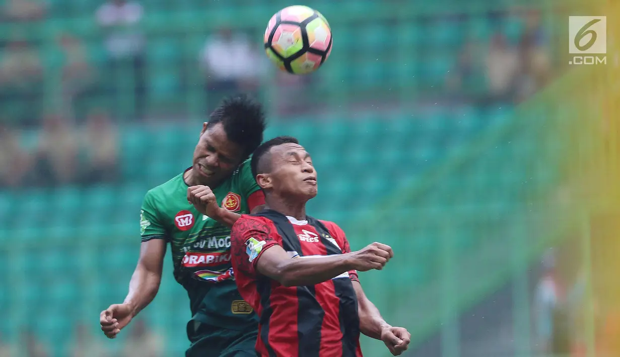 Gelandang PS TNI, Manahati Lestusen (kiri) berebut bola dengan pemain Persipura, Osvaldo Haay pada lanjutan Liga 1 Indonesia di Stadion Patriot Candrabhaga, Bekasi, Sabtu (4/11). PS TNI unggul 2-1. (Liputan6.com/Helmi Fithriansyah)