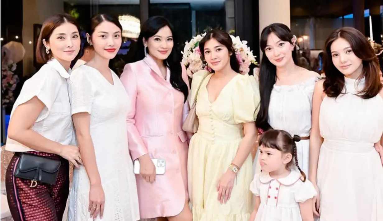 Naysila Mirdad hadir tanpa dresscode, ia mengenakan dress soft kuning kancing depan lengan pendek puff. Sambil membawa shoulder bag coklat. [@titi_kamall]