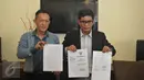 Wakil Sekjen DPP PPP hasil Muktamar Jakarta, Ahmad Bay Lubis (kanan) didampingi kuasa hukumnya menunjukkan laporan terhadap ketua umumnya Djan Faridz ke Bareskrim Mabes Polri, dalam jumpa pers di Jakarta, Kamis (24/3). (Liputan6.com/Johan Tallo)