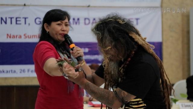 Hipnotis dan gendam marak terjadi di jalanan. Banyak korban yang tiba-tiba hilang kesadaran yang diikuti kehilangan sejumlah barang. Namun, semua itu bisa diatasi dengan berbagai cara, salah satunya memecah fokus pelaku. Hal ini dijelaskan oleh Mbah ...