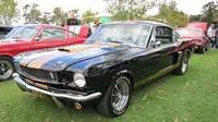 Tak Sebanding, Penjahat Pakai Ford Mustang Klasik untuk Bobol Toko Gim