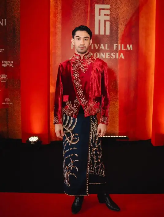 Beskap tersebut pun dipadukan bawahan kain batik yang didominasi warna hitam dan coklat.
 [@armanfebryan/@eaneandaru]