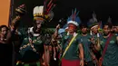 Secara keseluruhan, unjuk rasa masyarakat adat ini menyoroti kerentanan terhadap krisis iklim dan proyek pembangunan. Tampak dalam foto, suku-suku asli melakukan demonstrasi selama protes di tengah-tengah perhelatan Konferensi Tingkat Tinggi Perubahan Iklim PBB (COP30), di Belem, Brasil, Senin 17 November 2025. (AP Photo/Andre Penner)