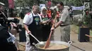 Gubernur DKI Jakarta Anies Baswedan disaksikan istri Fery Farhati dan chef Ragil memasak salah satu menu olahan daging kurban saat peluncuran Dapur Kurban di Monas, Jakarta, Senin (12/8/2019). (merdeka.com/Iqbal S. Nugroho)