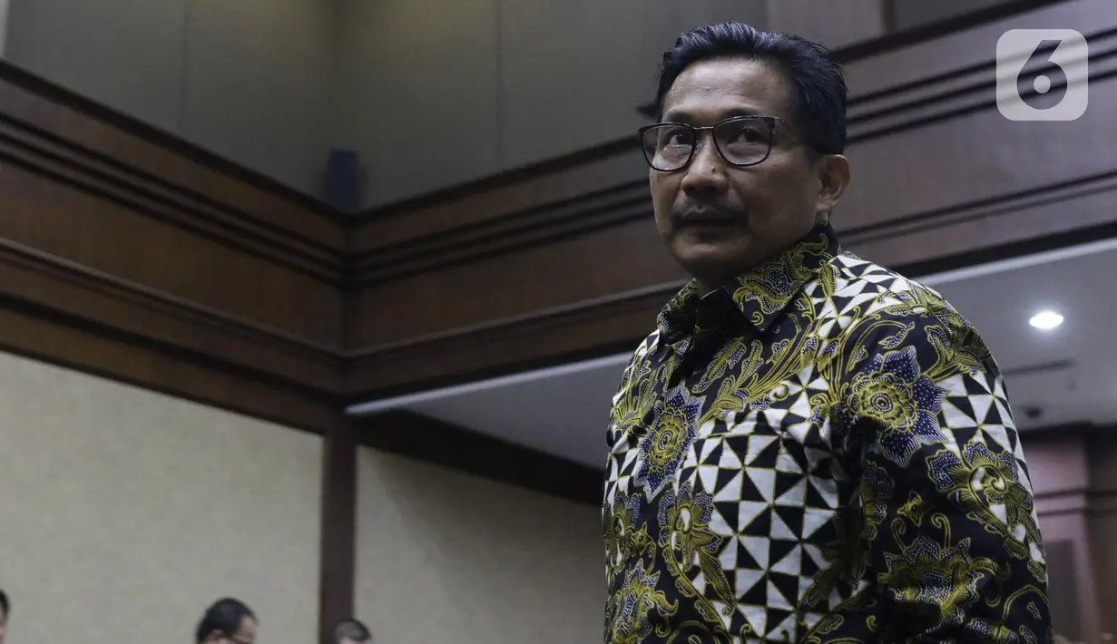 Terdakwa dugaan gratifikasi terkait kerjasama jasa pelayaran, Bowo Sidik Pangarso (kanan) usai memberi keterangan saat sidang lanjutan di Pengadilan Tipikor, Jakarta, Rabu (23/10/2019). Sidang mendengar keterangan terdakwa. (Liputan6.com/Helmi Fithriansyah)