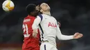 Penyerang Tottenham Hotspur, Gareth Bale bertarung memperebutkan bola dengan bek Royal Antwerp, Dylan Batubinsika pada matchday terakhir Grup J Liga Europa di Tottenham Hotspur Stadium, Jumat (11/12/2020) dinihari WIB. Tottenham mengalahkan Royal Antwerp 2-0. (AP/Kirsty Wigglesworth, pool)