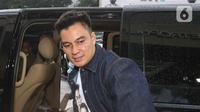 Baim Wong turun dari mobil saat tiba di polres Jakarta Selatan, Jumat (7/10/2022). Kasus ini diusut setelah polisi menerima laporan dari Direktur Bidang Sosial dan Budaya Sahabat Polisi Indonesia ke Polres Metro Jakarta Selatan, Senin 3 Oktober 2022. Laporan tercatat dengan nomor LP/2386/X/2022/RJS. (Liputan6.com/Herman Zakharia)