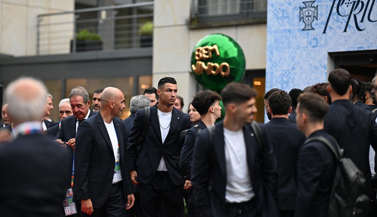 Cristiano Ronaldo dan sejumlah pemain Timnas Portugal tiba di hotel tempat menginap jelang Euro 2024 di Harsewinkel, Jerman, Rabu (13/06/2024) waktu setempat. (AFP/Patricia De Melo Moreira)