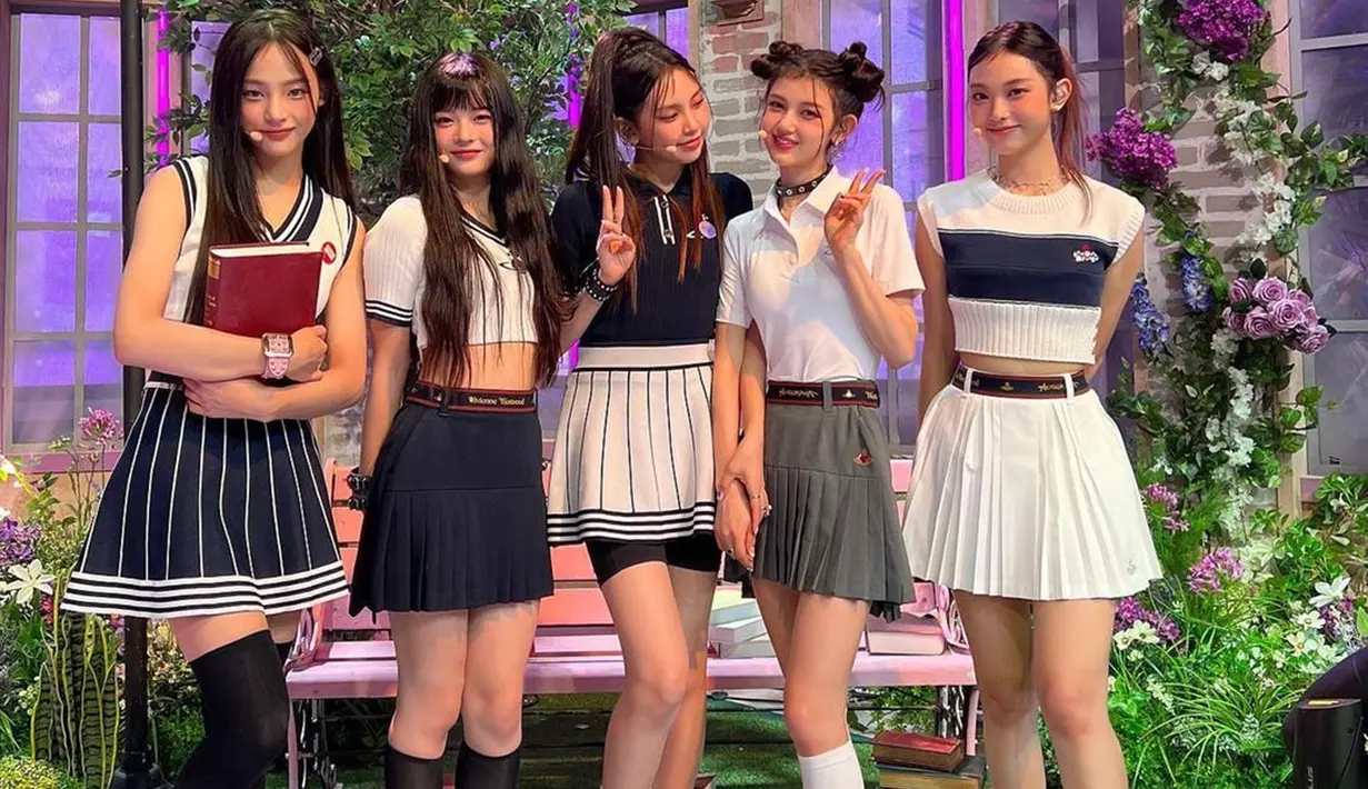 Outfit kelima member NewJeans saat tampil di acara musik pun banjir pujian netizen. Pasalnya, penampilannya ini terlihat cukup simpel namun tetap memberikan kesan menawan. (Liputan6.com/IG/@newjeans_official)