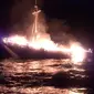 Kapal Yacht KM Puti Raja Terbakar di Selat Buton, Bawa Penumpang Bule dan WNI, Senin (19/4/2021).(Foto:Istimewa)