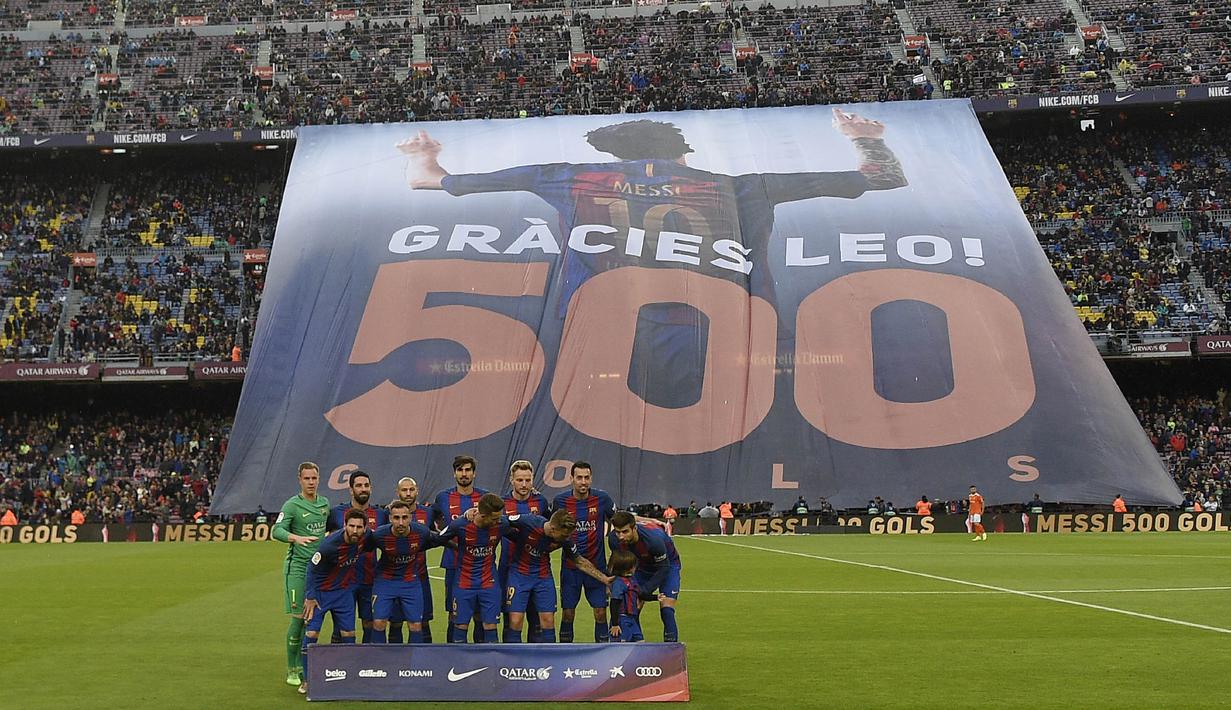 Para suporter Barcelona merayakan gol ke-500 Lionel Messi sebelum melawan Osasuna pada laga La Liga di Stadion Camp Nou, Barcelona, Rabu (26/4/2017). Barcelona menang 7-1 atas Osasuna. (AFP/Lluis Gene)
