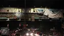 Petugas gabungan membongkar papan reklame di jembatan penyeberangan orang (JPO) di Jalan Warung Buncit Raya, Jakarta, Jumat (7/10).  Adapun reklame itu dibongkar karena tidak berizin atau tidak sesuai syarat teknis reklame. (Liputan6.com/Helmi Afandi)