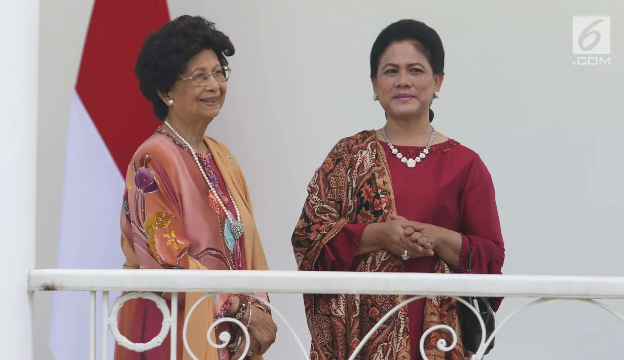 Ibu Negara Indonesia, Iriana Joko Widodo berbincang dengan Ibu Negara Malaysia, Siti Hasmah di Istana Bogor, Jawa Barat, Jumat (29/6). Jokowi dan Ibu Negara Iriana menerima kunjungan PM Mahathir dan istrinya, Siti Hasmah. (Liputan6.com/Angga Yuniar)