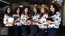 Sejumlah wanita cantik berpakaian ala koboi  siap layani calon pembeli di Mall Hewan Qurban milik Haji Doni di kawasan Depok, Jawa Barat, Selasa (8/9/2015). Kehadiran mereka untuk menarik calon pembeli hewan qurban. (Liputan6.com/Yoppy Renato) 