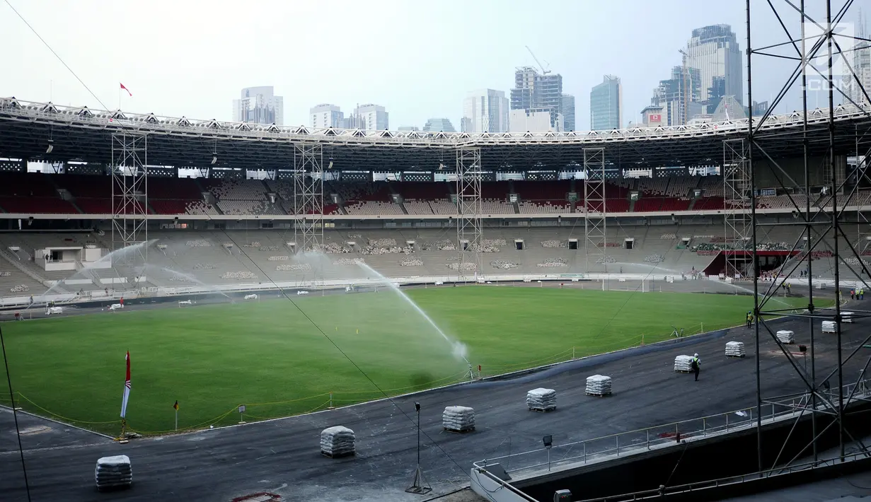 Kondisi lapangan saat tes penyiraman di sela-sela renovasi Stadion Utama Gelora Bung Karno, Jakarta, Selasa (8/8). Hingga saat ini, renovasi telah mencapai sekitar 80% dan ditargetkan rampung pada akhir 2017. (Liputan6.com/Helmi Fithriansyah)