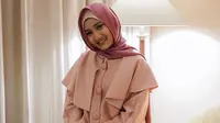 Fatin Shidqia Lubis dikenal sebagai penyanyi dengan gaya penampilan muslimnya yang stylish. Namun, ia juga kerap mengunggah foto gaya penampilan sehari-harinya di akun Instagram. (Liputan6.com/IG/@fatin30)