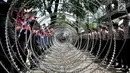 Polisi memblokade jalan saat peserta aksi dari sejumlah elemen buruh memperingati Hari Buruh Internasional di kawasan Jakarta, Rabu (1/5/2019). Buruh dari berbagai daerah di Jabodetabek serentak turun ke jalan menuju Istana Negara untuk menyuarakan 7 tuntutan. (merdeka.com/Iqbal S Nugroho)