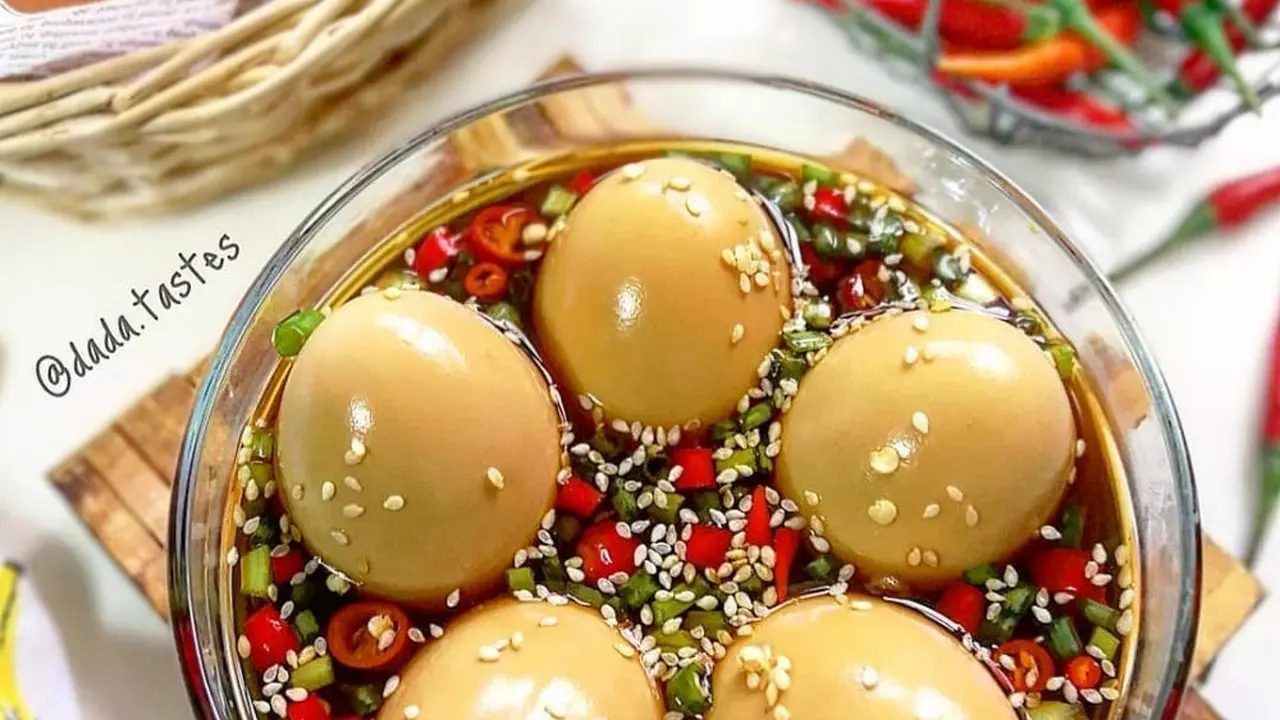 Sepiring telur kecap pedas