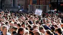 Ribuan orang memadati Albert Square di pusat kota Manchester, Selasa (23/5). Mereka menunjukkan solidaritas dengan doa bersama untuk korban bom di konser Ariana Grande yang menewaskan 22 orang dan melukai 119 lainnya. (AP Photo/Kirsty Wigglesworth)