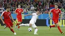 Gelandang Swiss, Mario Gavranovic, berusaha melepaskan tendangan saat melawan Serbia pada laga grup E Piala Dunia di Stadion Kaliningrad, Kaliningrad, Jumat (22/6/2018). Swiss menang 2-1 atas Serbia. (AP/Victor Caivano)