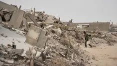 Seorang pria Palestina membawa wadah air di Kota Gaza, Selasa 12 Mei 2026. Kerusakan luas infrastruktur akibat serangan Israel sejak Oktober 2023 silam ditambah merosotnya ketersediaan air layak pakai, mendorong lebih dari dua juta warga Gaza ke ambang krisis keamanan air paling berbahaya. (AP Photo/Abdel Kareem Hana)