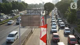 Kendaraan melintasi jalan tol di Jakarta, Kamis (27/8/2020). Gubernur DKI Jakarta Anies Baswedan mengusulkan agar Tol Dalam Kota dapat dilintasi oleh pengendara sepeda jenis road bike karena banyak masyarakat yang berolahraga dan menjadikan sepeda sebagai gaya hidup. (Liputan6.com/Immanuel Antonius)