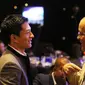 Rio Haryanto (kiri) berbincang dengan Helmy Sungkar saat menerima penghargaan pada acara IMI Awards di Hotel Borobudur, Jakarta, Kamis (17/12/2015). (Bola.com/Nicklas Hanoatubun)