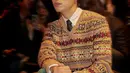 Ryu Jun Yeol tampil dengan kemeja putih, dasi hitam, yang ditumpuknya mengenakan sweater wool semarak berwarna-warni, serta celana panjang corduroy hijau. [Foto: Instagram/ryusdb]