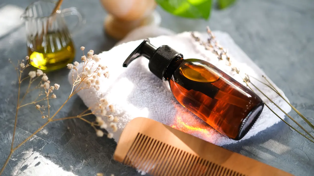 Perbedaan Rosemary dan Minyak Kemiri untuk Rambut